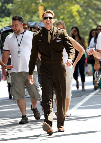 韩国街头穿美国队长服装的人