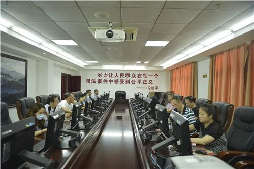 律师在法庭上陈述案情