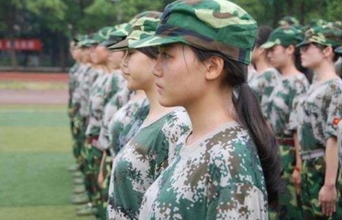 学生在宿舍试穿军训服并拍照分享