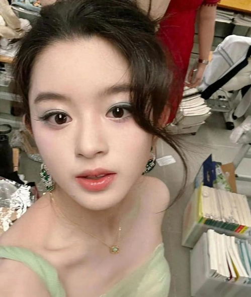 黄杨钿甜佩戴耳环出席活动