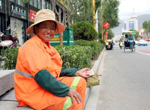清洁工阿姨归还失物场景