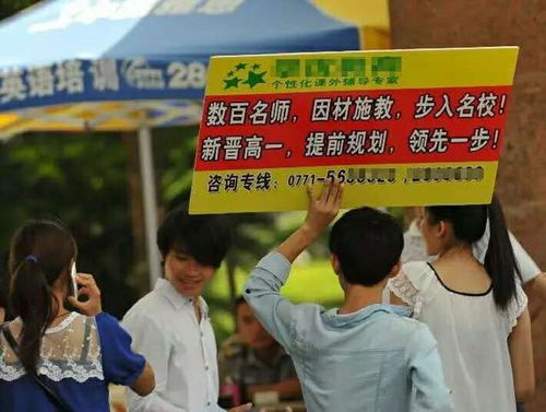 家长聚集在学校门口表达不满