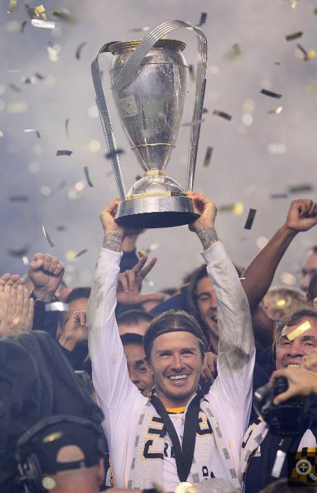 雨果举起奖杯庆祝胜利