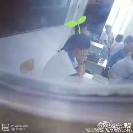 易烊千玺认真工作的幕后照片