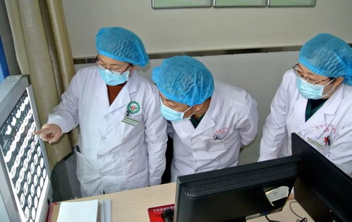 医生与患者面对面坐着交谈场景