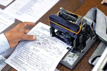 员工在办公室同时处理多项任务