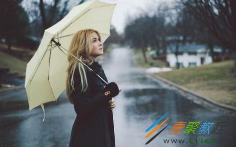 女主角在雨中撑伞与男主角隔街相望