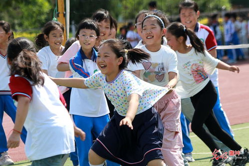 孩子们在学校操场玩耍