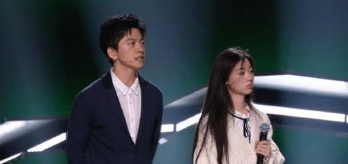 单依纯与粉丝互动合影