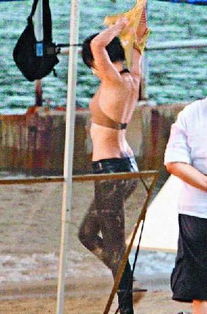 大S生前照片在海边微笑