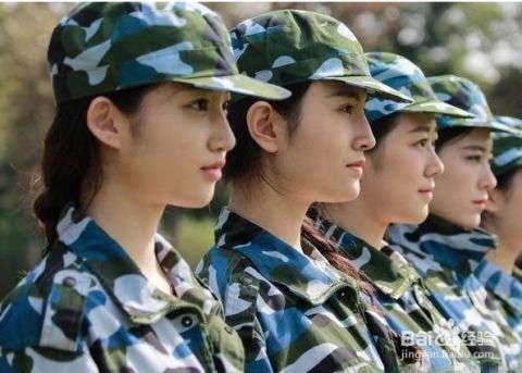 多名学生穿着统一军训服合影