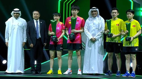 刘国梁为莎头组合颁奖