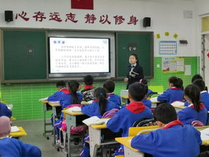 几位教师围坐在一起讨论教学内容