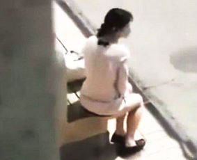 坐在公园长椅上看书的女生