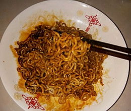 爷爷吃完火鸡面后捂肚子