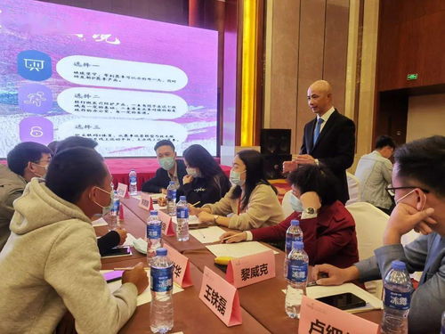 AI创作现场学生热烈讨论画面