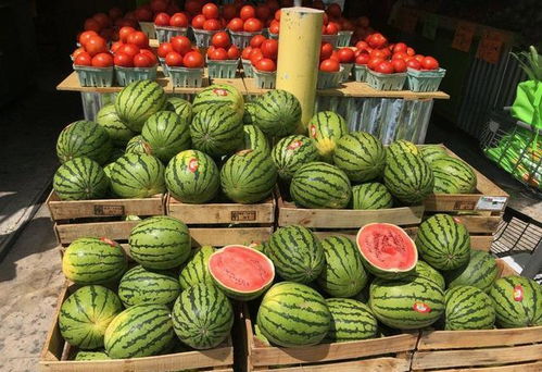 水果摊前整齐摆放的新鲜水果