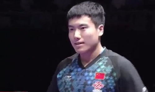 梁靖崑在比赛中大力扣杀