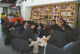 创业者在咖啡馆讨论商业计划书