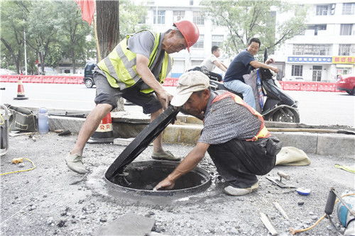 城市道路上的窨井盖