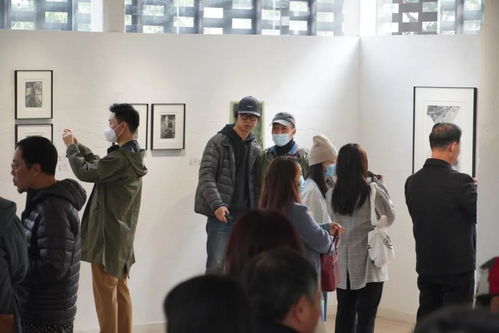 熊基林在展览现场与观众交流互动