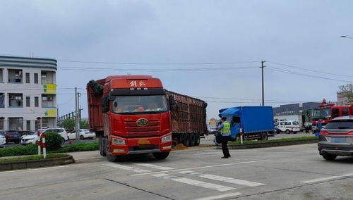 半挂车为躲追查侧翻 执法车未施救？背后真相令人唏嘘