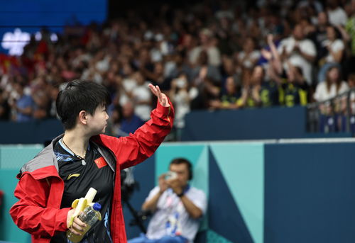 孙颖莎挥手致意