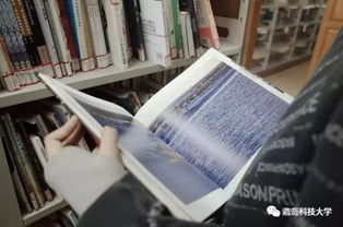 李明在图书馆学习