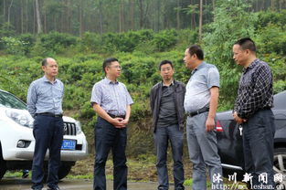 图片内容：警察在乡村地区调查现场