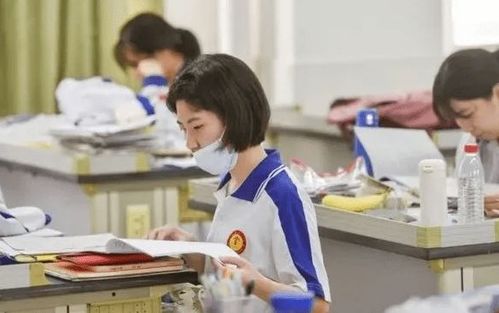 唐尚珺坐在书桌前复习课本