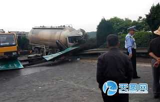 高速交警正在处理交通事故现场