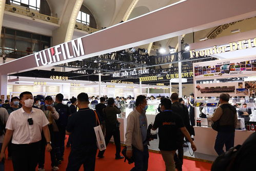 日英意工程师在展台前交流技术细节