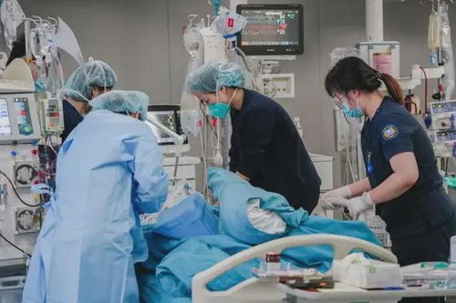 ICU病房中的一位病人和家属紧张交谈