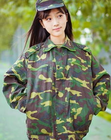 年轻女生试穿军训服并拍照分享
