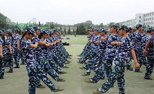 多个军训服品牌对比展示图