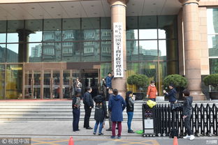 市民在法院前留影