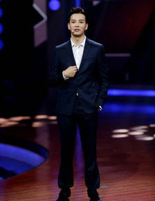 胡彦斌在后台与工作人员握手感谢