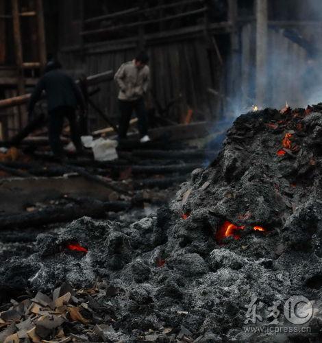 受灾村民站在废墟前