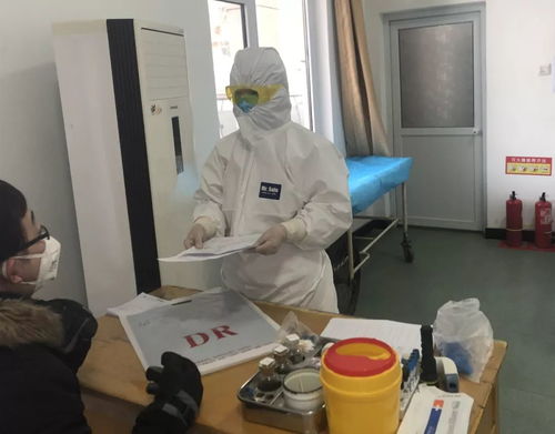 医生正在检测患者血液样本