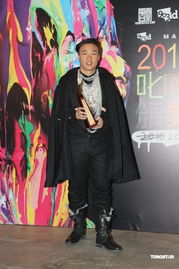 陈奕迅在后台休息的照片