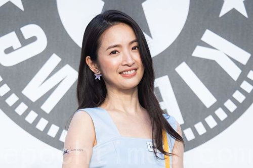 林依晨42岁怀二胎首露面，素颜出镜孕肚明显却状态超好！