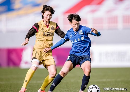 武汉女足捧起亚冠奖杯