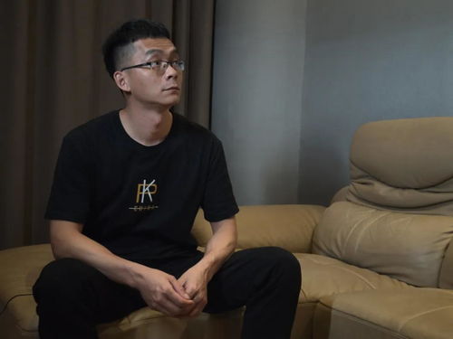 唐尚珺在工厂工作时的照片