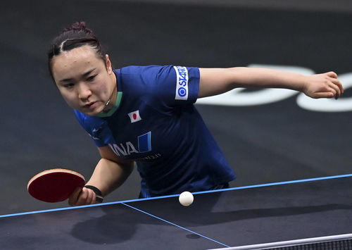 伊藤美诚在比赛中专注接球