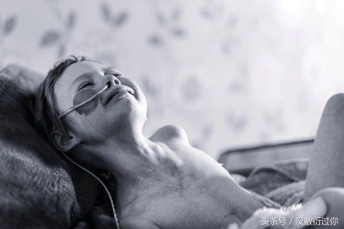 阳光下微笑的癌症康复者