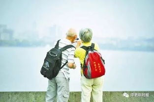 马如莲家庭与老人一起出游