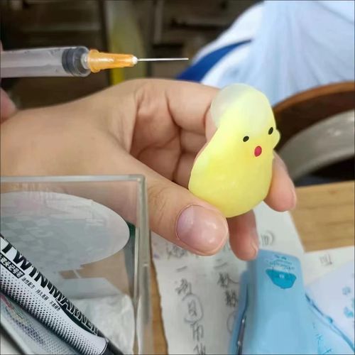 正确使用捏捏玩具示意图