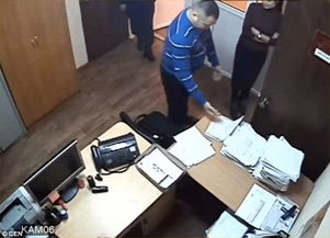 一位律师在办公室查阅文件