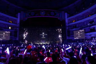 演唱会现场观众手持金条合影庆祝