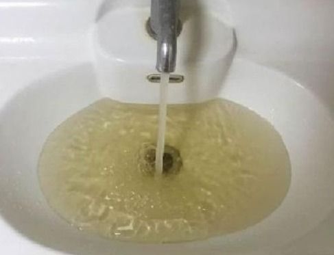 学校水龙头流出偏黄色饮用水